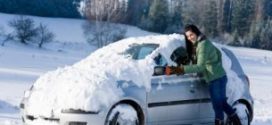 Na Sylwestra i Nowym Roku ma spaść śnieg. Kierowco odśnieżaj samochód.